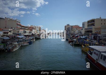 Bateaux sur le canal et le port à Palavas les Flots, Carnon Plage, Montpellier, Occitanie, Sud de la France Banque D'Images