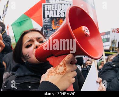 Londres, Royaume-Uni. 15 mai 2021. Des milliers de personnes manifestent contre la violence entre Israël et Gaza. On estime que 100,000 000 personnes ont défilé en faveur des Palestiniens, de Marble Arch à l'ambassade israélienne, pour protester contre les combats en cours entre Israël et les militants à Gaza. Crédit : Denise Laura Baker/Alay Live News Banque D'Images