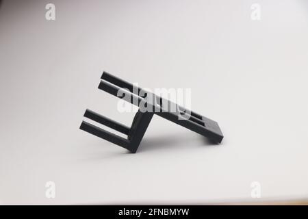 Vue latérale de la chaise imprimée en 3d. modèle 3d imprimé de meubles de maison sur fond blanc Banque D'Images