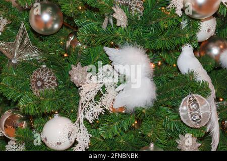 Noël. Sapin de Noël décoré avec goût. Banque D'Images