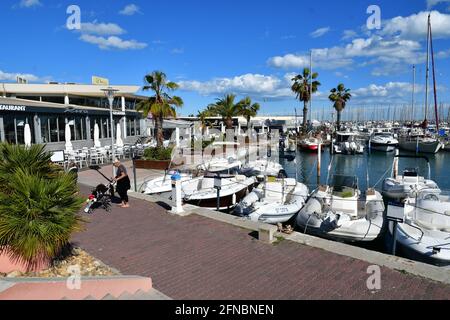 Bateaux sur le canal et le port à Palavas les Flots, Carnon Plage, Montpellier, Occitanie, Sud de la France Banque D'Images