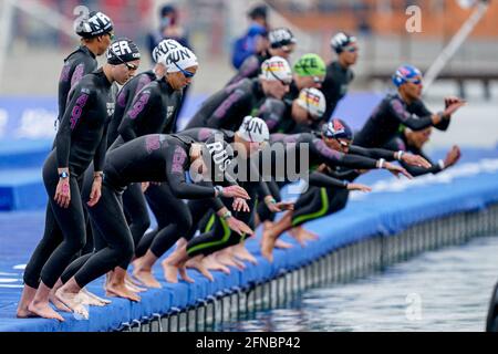 Budapest, Hongrie. 16 mai 2021. BUDAPEST, HONGRIE - MAI 16: Elea Linka d'Allemagne, Ekaterina Sorokina de Russie en compétition au Mixte 25km pendant les Championnats européens de l'AQUATEON natation en eau libre au lac Lupa le 16 mai 2021 à Budapest, Hongrie (photo d'Andre Weening/Orange Pictures) Credit: Orange pics BV/Alay Live News Banque D'Images