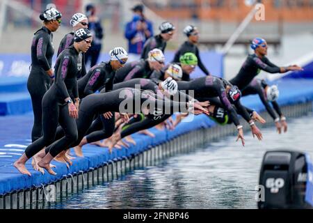 Budapest, Hongrie. 16 mai 2021. BUDAPEST, HONGRIE - MAI 16: Elea Linka d'Allemagne, Ekaterina Sorokina de Russie en compétition au Mixte 25km pendant les Championnats européens de l'AQUATEON natation en eau libre au lac Lupa le 16 mai 2021 à Budapest, Hongrie (photo d'Andre Weening/Orange Pictures) Credit: Orange pics BV/Alay Live News Banque D'Images