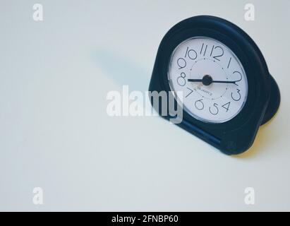 Photo d'une horloge sur fond bleu clair Banque D'Images