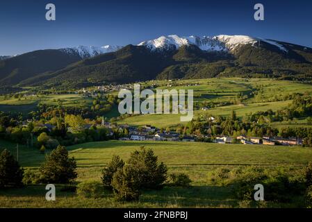 Pic de neige de Cambredase vue depuis le village de Mont-Louis au lever du soleil (Pyrénées Orientales, Occitanie, France) ESP: Cambredase nevado en primavera Banque D'Images