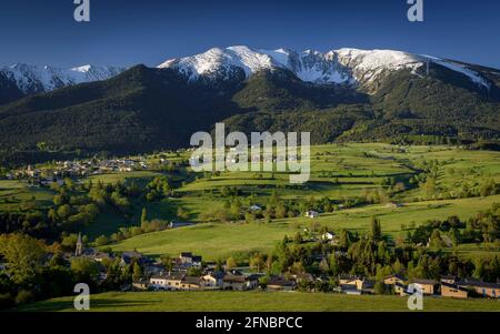 Pic de neige de Cambredase vue depuis le village de Mont-Louis au lever du soleil (Pyrénées Orientales, Occitanie, France) ESP: Cambredase nevado en primavera Banque D'Images