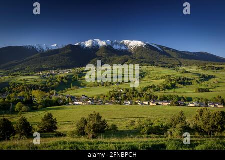 Pic de neige de Cambredase vue depuis le village de Mont-Louis au lever du soleil (Pyrénées Orientales, Occitanie, France) ESP: Cambredase nevado en primavera Banque D'Images