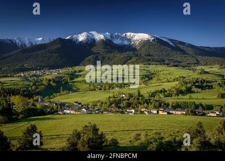 Pic de neige de Cambredase vue depuis le village de Mont-Louis au lever du soleil (Pyrénées Orientales, Occitanie, France) ESP: Cambredase nevado en primavera Banque D'Images