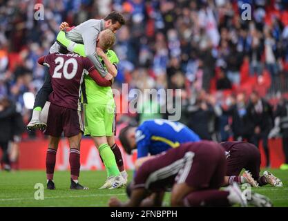 Londres, Royaume-Uni. 15 mai 2021. Les joueurs de Leicester City et Kasper Schmeichel célèbrent la victoire de la finale de la coupe FA contre Chelsea. Crédit : Mark pain/Alamy Live News Banque D'Images