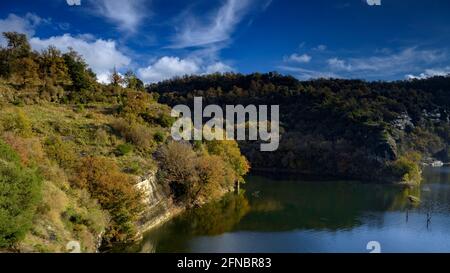 Forêts près du réservoir de Sau, près de la cascade de Salt del Cabrit, en automne (Osona, Catalogne, Espagne) ESP: Bosques cerca del embalse de Sau Banque D'Images