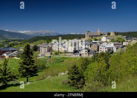 Village de la Llagone au printemps (Pyrénées Orientales, Occitanie, France) ESP: Pueblo de la Llagonne en primavera, Pyrénées Orientales, Occitania, France Banque D'Images