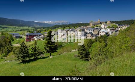 Village de la Llagone au printemps (Pyrénées Orientales, Occitanie, France) ESP: Pueblo de la Llagonne en primavera, Pyrénées Orientales, Occitania, France Banque D'Images