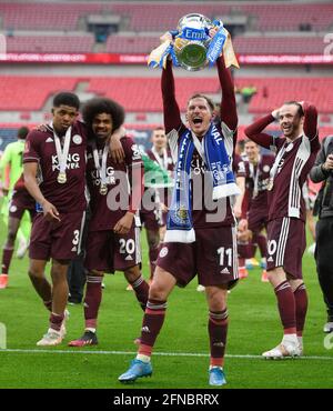 Londres, Royaume-Uni. 15 mai 2021. Marc Albrighton, de Leicester City, célèbre avec la coupe FA photo crédit : crédit : Mark pain/Alamy Live News Banque D'Images