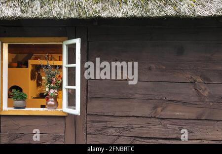 ancienne fenêtre de campagne avec fleurs dans un vase Banque D'Images