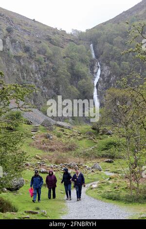 Marcheurs à Aber Falls, Réserve naturelle nationale de Coedydd, Gwynedd, pays de Galles Banque D'Images