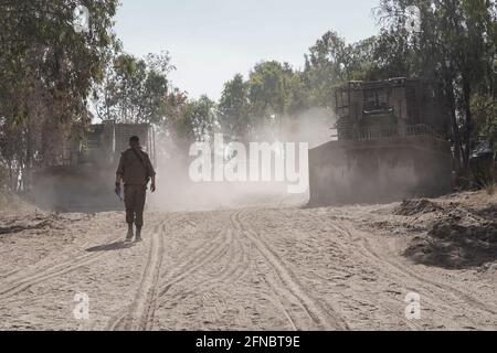 Conseil régional d'Eshkol, Israël. 16 mai 2021. Les forces terrestres des FDI se sont déployées le long de la frontière de la bande de Gaza dans le cadre de l'opération militaire du Guardian of the Walls d'Israël à Gaza. Le conflit militaire, aujourd'hui en ce 7ème jour, a commencé après une salve de roquettes tirées par le groupe terroriste du Hamas de Gaza vers Jérusalem. Crédit : NIR Amon/Alamy Live News Banque D'Images