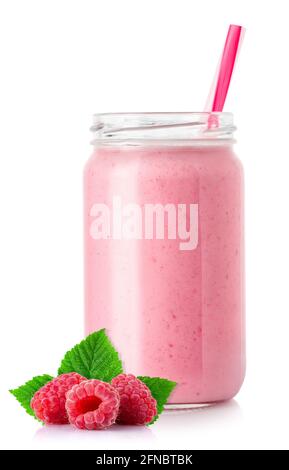 smoothie à la framboise avec paille dans un pot isolé sur blanc Banque D'Images