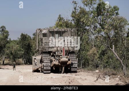 Conseil régional d'Eshkol, Israël. 16 mai 2021. Les forces terrestres des FDI se sont déployées le long de la frontière de la bande de Gaza dans le cadre de l'opération militaire du Guardian of the Walls d'Israël à Gaza. Le conflit militaire, aujourd'hui en ce 7ème jour, a commencé après une salve de roquettes tirées par le groupe terroriste du Hamas de Gaza vers Jérusalem. Crédit : NIR Amon/Alamy Live News Banque D'Images