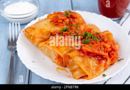 Kelem dolmasi - rouleaux de chou. Chou dolma à la crème aigre, populaire toute l'année en Azerbaïdjan Banque D'Images