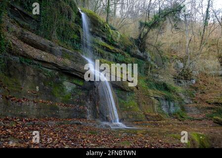 Sallent del Grau Cascade, proche du chemin historique entre Vic et Olot (Garrotxa, Catalogne, Espagne) ESP: Sallent del Grau, cerca del camino a Olot Banque D'Images