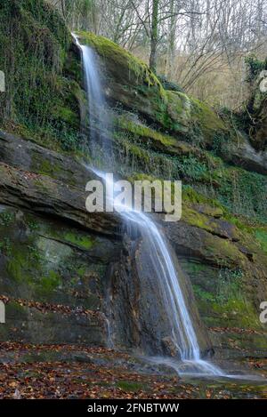 Sallent del Grau Cascade, proche du chemin historique entre Vic et Olot (Garrotxa, Catalogne, Espagne) ESP: Sallent del Grau, cerca del camino a Olot Banque D'Images