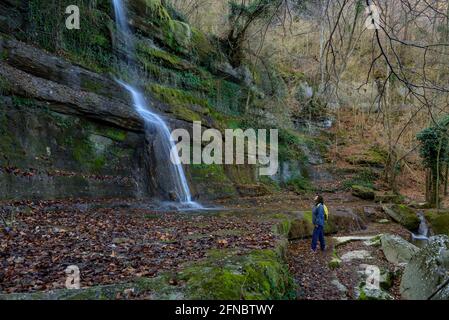 Sallent del Grau Cascade, proche du chemin historique entre Vic et Olot (Garrotxa, Catalogne, Espagne) ESP: Sallent del Grau, cerca del camino a Olot Banque D'Images