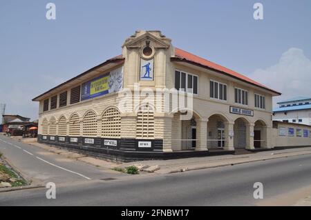 Ancien bâtiment colonial près de la côte d'Accra, Ghana. Banque D'Images