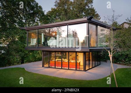 Hambourg, Allemagne – 14 octobre 2019 : luxueuse villa dans le jardin. Vue extérieure d'une maison contemporaine. Prise de vue au crépuscule Banque D'Images