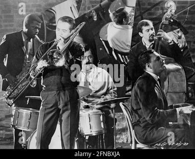 PAUL NEWMAN, SIDNEY POITIER, GUY PEDERSEN ET AARON BRIDGERS DANS PARIS BLUES (1961), RÉALISÉ PAR MARTIN RITT. Crédit: ARTISTES UNIS / Album Banque D'Images
