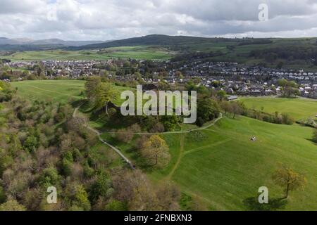 Château de Kendal, Kendal Cumbria, Angleterre. 11 mai 2021. Vues aériennes du château de Kendal. Le château a été construit au début des années 1200 Banque D'Images