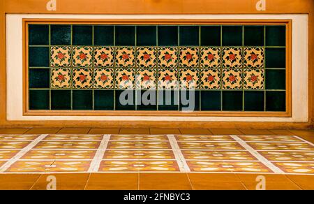 Céramique décorative mosaïque de carreaux de peranakan sur la façade d'un magasin chinois traditionnel. Banque D'Images