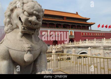 Une statue de dragon à l'extérieur de la porte Tiananmen à Beijing, en Chine Banque D'Images