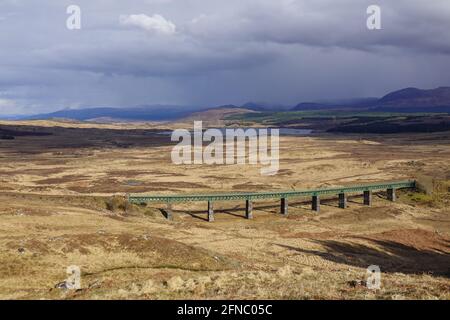 Rannoch Lattice girder viaduc West Highland Railway Scottish Highlands avec la gare de Rannoch à distance, un arrêt sur le caledonian Sleeper Banque D'Images