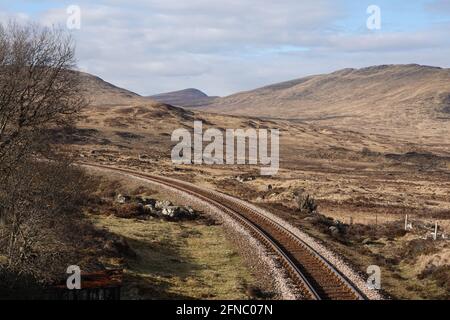 West Highland Railway au nord de la gare de Rannoch avec Beinn Pharlagain et Sgor Gaibhre à distance, Scottish Highlands, Écosse, Royaume-Uni Banque D'Images