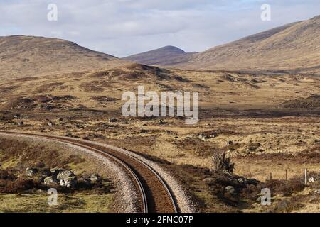 West Highland Railway au nord de la gare de Rannoch avec Beinn Pharlagain et Sgor Gaibhre à distance, Scottish Highlands, Écosse, Royaume-Uni Banque D'Images