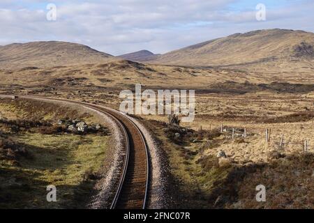 West Highland Railway au nord de la gare de Rannoch avec Beinn Pharlagain et Sgor Gaibhre à distance, Scottish Highlands, Écosse, Royaume-Uni Banque D'Images