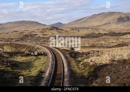 West Highland Railway au nord de la gare de Rannoch avec Beinn Pharlagain et Sgor Gaibhre à distance, Scottish Highlands, Écosse, Royaume-Uni Banque D'Images