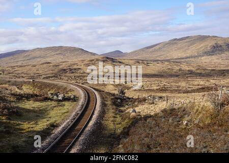 West Highland Railway au nord de la gare de Rannoch avec Beinn Pharlagain et Sgor Gaibhre à distance, Scottish Highlands, Écosse, Royaume-Uni Banque D'Images