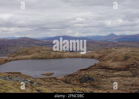 Vue depuis le sommet de Meall na Meoig, Beinn Pharlagain, en face de Lochan Meoigeach avec Schiehallion au loin. Scottish Highlands, Royaume-Uni Banque D'Images