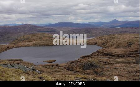 Vue depuis le sommet de Meall na Meoig, Beinn Pharlagain, en face de Lochan Meoigeach avec Schiehallion au loin. Scottish Highlands, Royaume-Uni Banque D'Images