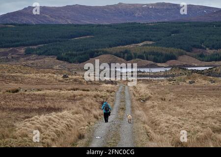 Femme solitaire sur @Road vers le chemin des îles de Corrour À Rannoch Banque D'Images