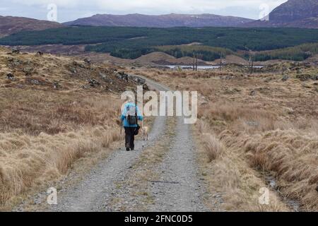 Femme solitaire sur @Road vers le chemin des îles de Corrour À Rannoch Banque D'Images