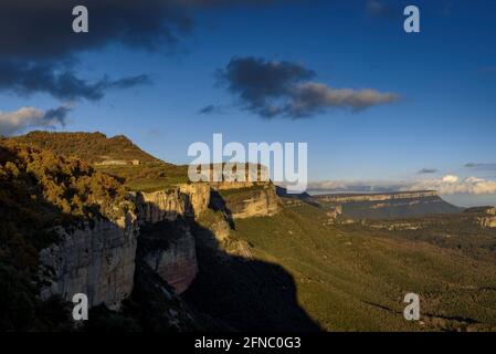 Coucher de soleil dans les falaises d'Avenc de Tavertet (Collsacabra, Catalogne, Espagne) ESP: Atardecer en los acantilados del Avenc de Tavertet (Cataluña, España) Banque D'Images