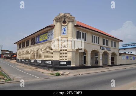 Ancien bâtiment colonial près de la côte d'Accra, Ghana. Banque D'Images