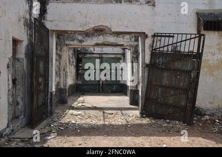 Porte d'une prison abandonnée dans l'ancien fort d'Ussher à Accra, au Ghana. Banque D'Images