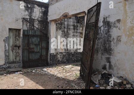 Porte d'une prison abandonnée dans l'ancien fort d'Ussher à Accra, au Ghana. Banque D'Images