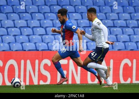 LONDRES, ANGLETERRE - 16 MAI : Andros Townsend of Crystal Palace et Jacob Ramsey of Aston Villa pendant le match de Premier League entre Crystal Palace et Aston Villa à Selhurst Park le 16 mai 2021 à Londres, Royaume-Uni. Les stades sportifs du Royaume-Uni restent soumis à des restrictions strictes en raison de la pandémie du coronavirus, car les lois de distanciation sociale du gouvernement interdisent aux fans à l'intérieur des lieux, ce qui entraîne des matchs à huis clos. (Photo par Sebastian Frej/MB Media) Banque D'Images