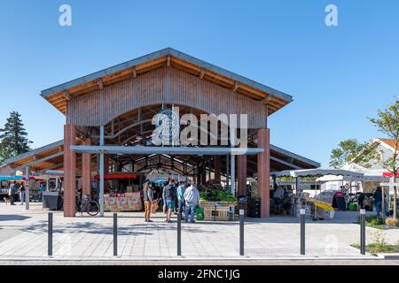 LACANAU, FRANCE - 05-08-2021: Les Halles de la Gaité (halls de gaieté) accueillent le marché hebdomadaire chaque samedi matin Banque D'Images