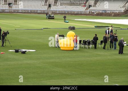 Le club de cricket du comté de Lancashire apporte le canard pour une fin de la saison de photocall au club de cricket d'Old Trafford, Salford Quays Manchester. Banque D'Images