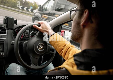 Cambridge UK Mai 2021 intérieur d'un polo volkswagen. Homme conduisant la voiture sur les routes du Royaume-Uni, volant sur le côté droit. Vue de la Volkswagen Banque D'Images